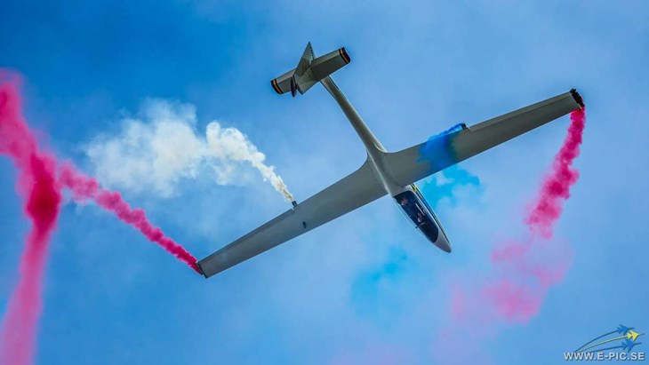 Johan Gustavsson från Dala-Järna är flerfaldig världsmästare i segelflyg aerobatic och kommer att genomföra uppvisningar både på dagen och på kvällen. "Det är en unik kvällsuppvisning med pyroteknik och fyrverkerier monterat på segelflygplanet", berättar 