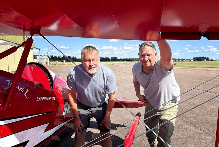 På kort tid har Borlänge flygklubb dragit ihop ett gediget uppvisningsprogram som Niclas Granér och Mikael Eriksson är nöjda med. "Sedan får vi bygga vidare på det", säger Niclas. Foto: Karin Diffner