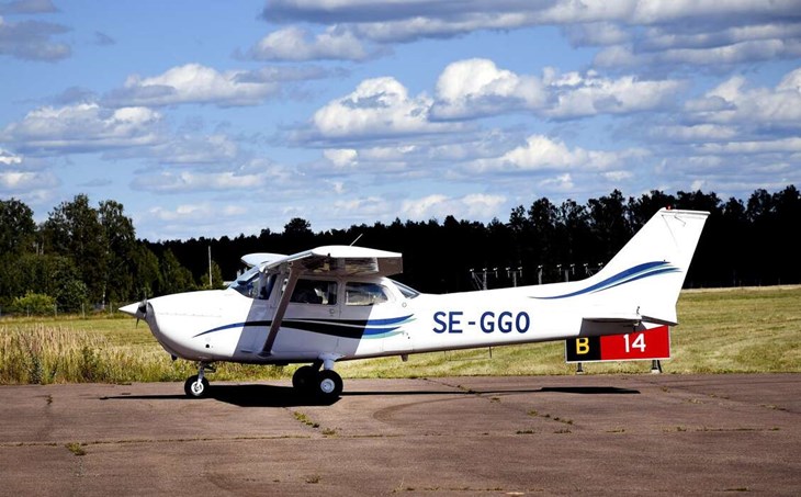 Flygklubben har nyligen totalrenoverat detta brand- och skolflyg från 1974, något som ordföranden är mycket stolt över. Foto: Karin Diffner
