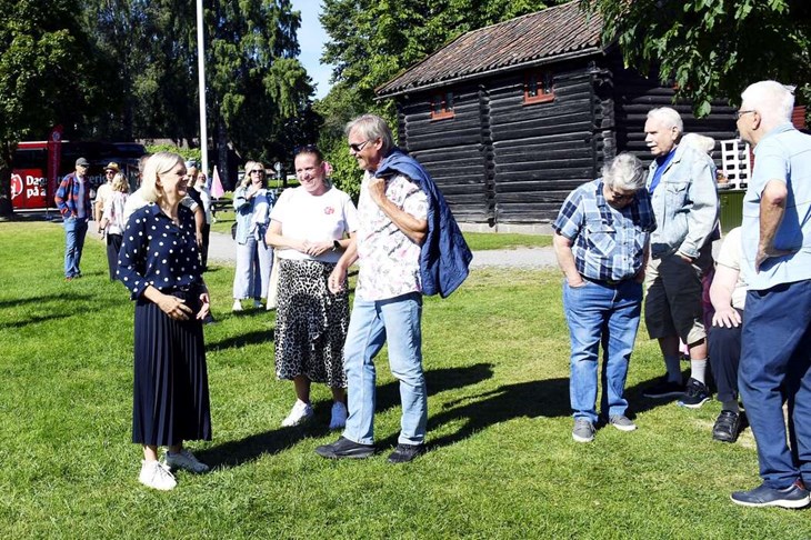 Det blev många glada möten när Magdalena Andersson kom till Gammelgården för att träffa Borlänges pensionärer. Foto: Karin Diffner