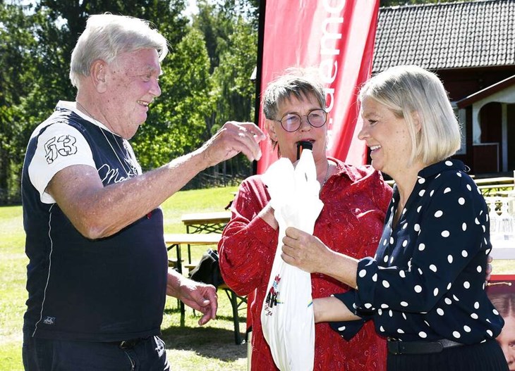 Körv-Åke överlämnade sin vana trogen en hästkorv till Magdalena Andersson efter hennes tal. Men mikrofonen lät Cilla Rodin honom inte få. Foto: Karin Diffner