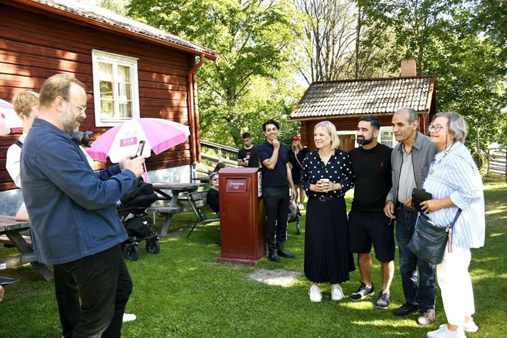 Att förevigas på bild med "Magda" var populärt under hennes besök i Borlänge. Här är det kommunstyrelsens ordförande Erik Nises (S) som hjälper till att fotografera. Foto: Karin Diffner