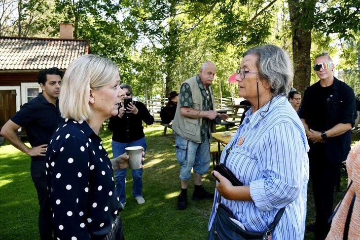 Många tog tillfället i akt att prata med statsministerkandidaten under hennes besök i Borlänge. Annakari Berglund var en av dem. Foto: Karin Diffner