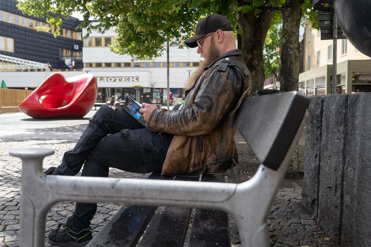 Björns böcker skrivs i Borlänge men har hela världen som marknad. Foto: Johan Lindgren
