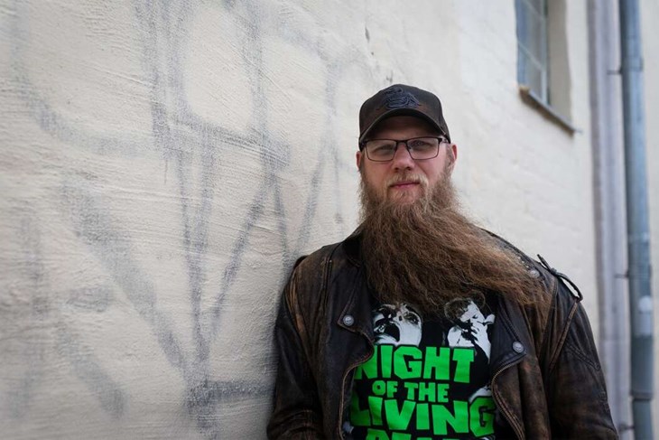Det är främst från isolerade miljöer som Björn inspireras i sitt skrivande. Nu är han aktuell med sin andra bok med skräck som tema. Foto: Johan Lindgren