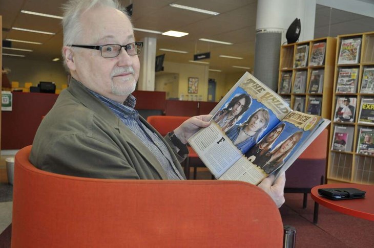 Hans-Erik sitter ofta på biblioteket i Avesta och läser musiktidningar. Foto: Lisa Björklund
