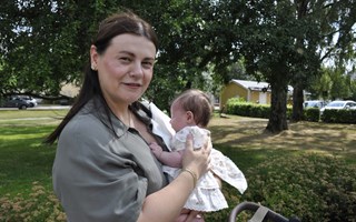 Evelina är valrörelsens yngsta kampanjarbetare