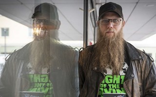 Han kopplar av med skräck