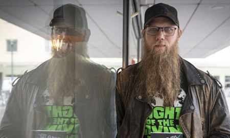 Han kopplar av med skräck