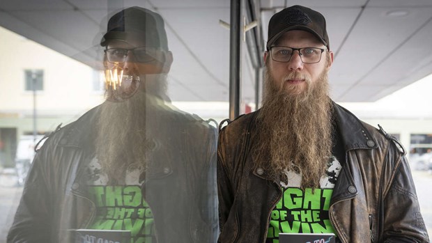 Han kopplar av med skräck Han kopplar av med skräck