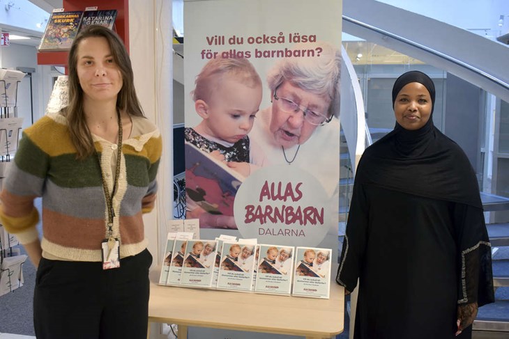 Hanna Kyhle, barn- och ungdomsbibliotekarie på Borlänge bibliotek, och Suzaana Abukar, projektledare för ungdomsverksamheten på Borlänge bibliotek, hoppas på många deltagare i "Allas Barnbarn". Foto: Pär Sönnert