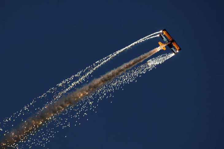 Led-, laser-, och pyroteknikuppvisning bjöd denna Grumman Ag Cat på. Den flygs av Jacob Holländer från Västerås och extrapiloten Jan "Sus" Heden från Borlänge.  Foto: Per Lejström