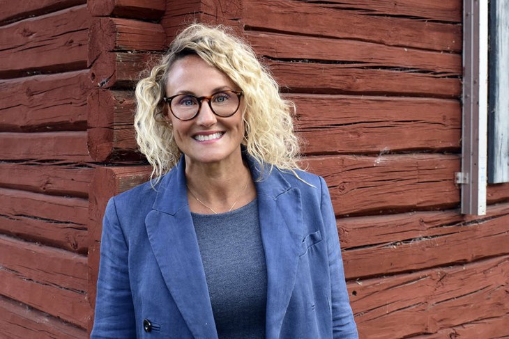 Caroline tog plats i Säters kommunfullmäktige efter valet 2010. "Detta är min andra mandatperiod som oppositionsråd, jag fick frågan om att ersätta Tommy Andersson, som lämnade politiken inför valet 2018. Rollen som oppositionsråd är rätt givande och det ingår att vara lite obstinat. Samtidigt är det svårt att vara med och påverka, förutom att man kan få igenom någon motion då och då", säger hon. Foto: Pär Sönnert