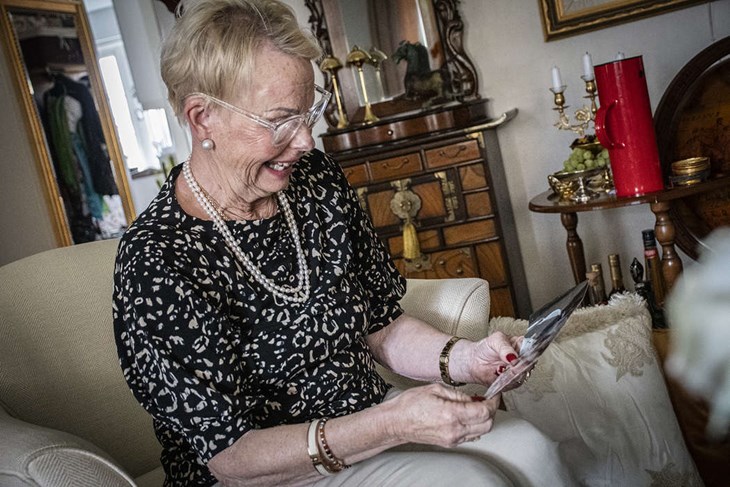 Eva har hittat ett foto från en tidigare träff. Foto: Christian Larsen