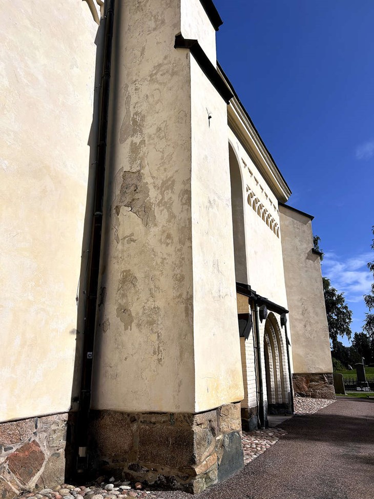 På många ställen har putsen släppt och det finns även flera sprickor i fasaden. Foto: Karin Diffner