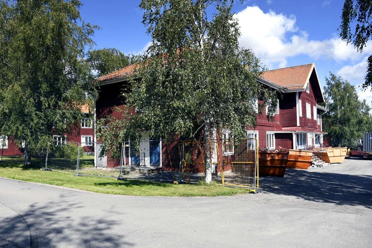 På mitten av Hoppet låg lägenheten dit Astrids familj flyttade på 1930-talet. Sedan 1975 har hon bott i en trea på hörnet närmast i bild, men i början av sommaren fick hon lov att flytta eftersom huset ska renoveras. Foto: Karin Diffner