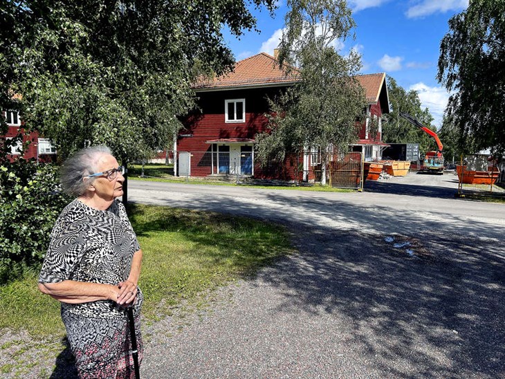 Astrid Svensson har bott i 90 år i samma hus på "Bruket". Men nu måste huset renoveras och Astrid flytta. "Det känns vemodigt", säger hon. Foto: Karin Diffner