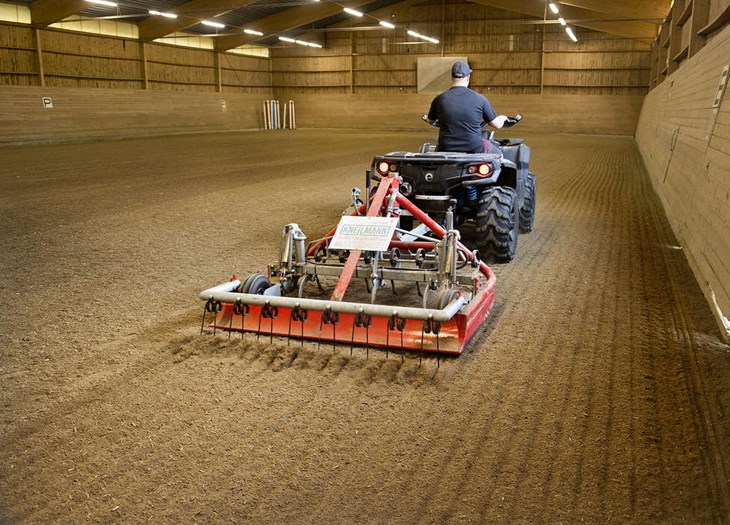 Då den gamla harven gick sönder blev behovet stort av en ny. Ica Kvantum Ludvika sponsrade klubben med halva summan. Foto: Sara Flodin