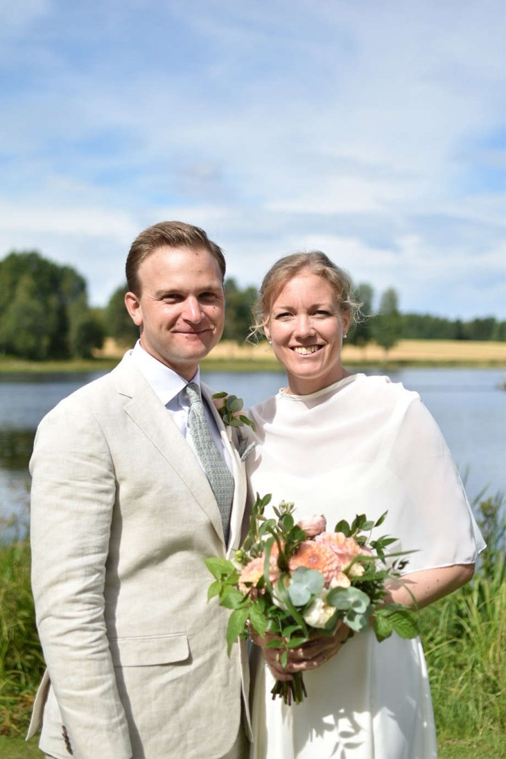 Max Bergström, 37, och Moa Larsson, 34, valde att gifta sig i Torsångs kyrka förra helgen. "Det är viktigt att skapa fina minnen och fira det som är bra med dem man tycker om", säger Moa. Foto: Emilia Jonasson 