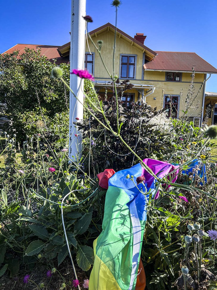 Den nedskurna prideflaggan som familjen mötte på morgonen. Foto: Privat