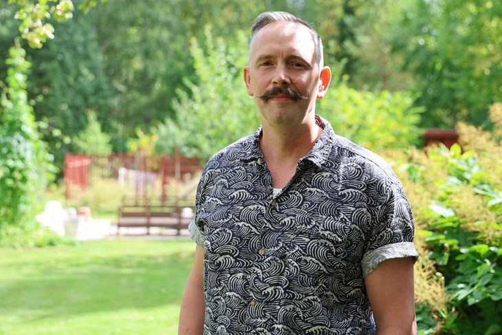 Roger Löfgren jobbar till vardags som polis, men trots det är boken inte någon kriminalroman. Foto: Malin Westling