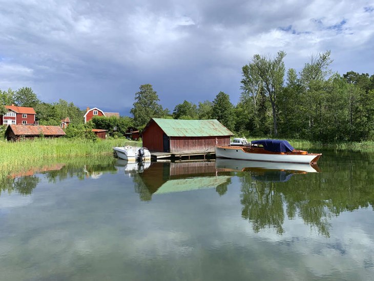 Runn är ett sommarparadis för många båtälskare, och med fokus på regler, säkerhet och sunt förnuft lyfter Falu Båtklubb nu sådant som kan vara klokt att ha i åtanke. Foto: Malin Westling