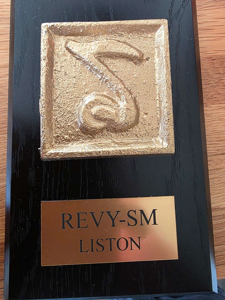 Medalj från Revy-SM. Liston står för Lis (Lokalrevyer i Sverige). Bilden visar en not vars botten består av en boxhandske och refererar till proffsboxaren Sonny Liston. Boxhandsken illustrerar "ett slagkraftigt revynummer". Foto: Privat