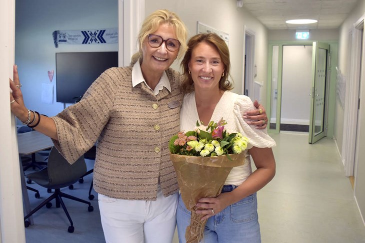Annette Kratz, rektor för F-6 på Gylle skola, tillsammans med Ia Jans som samma dag som intervjun gjordes hade uppvaktats av skolan och därmed hade en färsk blombukett att visa upp. "Det känne lite overkligt och konstigt fortfarande", säger Ia om att ha utsetts till Årets Lärare i Borlänge 2026. Foto: Pär Sönnert