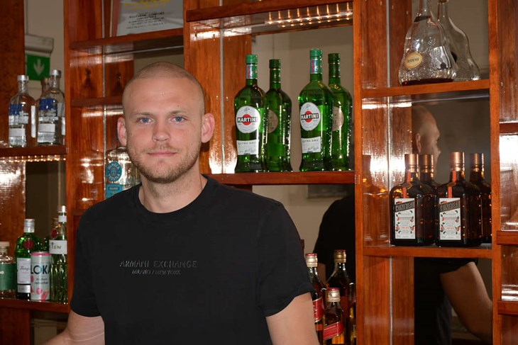 Alexander Bolme i den alldeles för trånga baren. I vinter kommer baren att byggas ut. Foto: Jens Wikholm