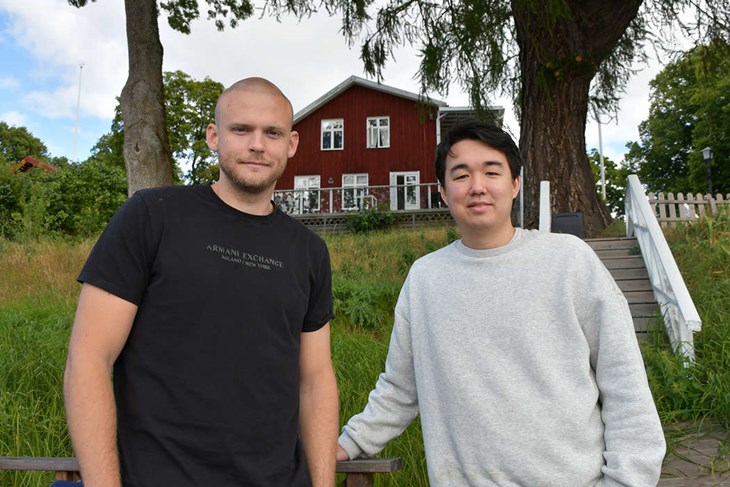Alexander och Fredrik satsar på lokala råvaror. Trots den korta tiden i Dala-Husby har de redan byggt upp ett stort kontaktnät bland bygdens leverantör. Foto: Jens Wikholm