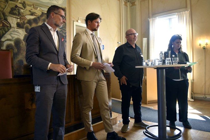 Pressträffen hölls i Rådhuset i Säter. Från vänster ses: Jörgen Norén (S), ordförande för Region Dalarnas fastighetsberedning, regionrådet Anton Krigsman (Dalarnas Sjukvårdsparti, DSP), Mats Nilsson (S), kommusntyrelsens ordförande i Säter, samt regionrådet Sofia Jarl (C). Utanför bild står Karin Frejd (C), kommunstyrelsens 1:e vice ordförande i Säter, som också medverkade i pressträffen. Foto: Pär Sönnert