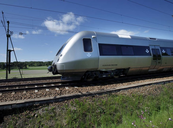 Snabbtåget X55, även kallat SJ 3000, är ett motordrivet tåg som kan gå i max 200 kilometer i timmen. På ett motortåg sitter en motor som drivs av el i varje vagn. Om tåget ska byta riktning sätter man sig bara i andra änden av tåget och kör åt det hållet. Foto: SJ/Pressbild