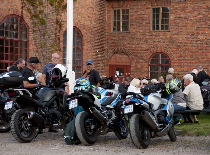 Runt klockan 18:00 var det runt 150 bilar, moppar och motorcyklar vid Lokstallarna. Foto: Lisa Björklund