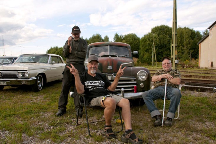 Alf Eriksson, Stefan Knutsson och Anders S framför en rostig Ford från 1948. Foto: Lisa Björklund