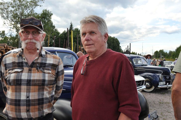 Bertil Skoglund och Leif Zäterbergs har varit på de flesta av sommarens bilträffar i Avesta. Foto: Lisa Björklund