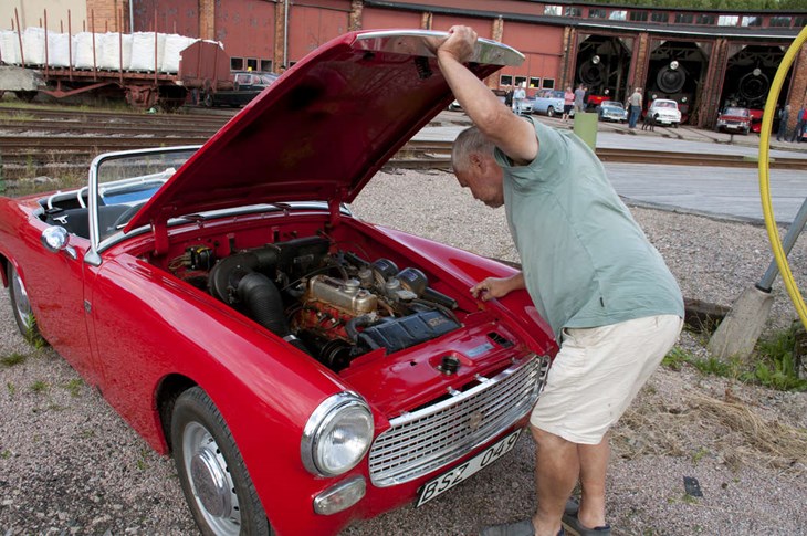 Janne Kosinen kollar kylarslangen i sin sin Austin Healey från 1962. Foto: Lisa Björklund