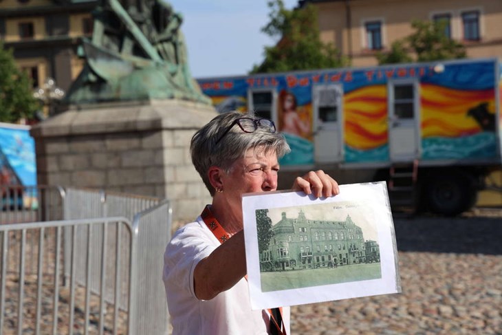 Gruvdrängar, pigor, vetenskapsmän, uppfinnare, kungar och andra Falubor får ta plats när guiderna berättar om staden. Besökarna får ofta med sig något mer än de väntat sig. Foto: Malin Westling