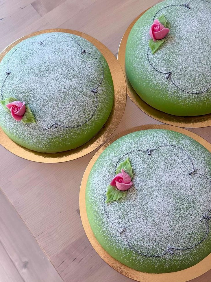 Sara bakar tårtor av olika slag. Här, klassiska prinsesstårtor. Foto: hellgrenskonditori