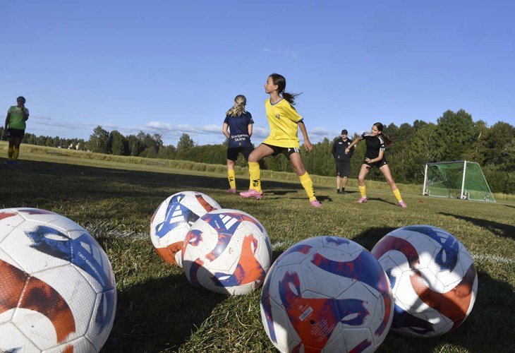 Krylbo IF:s flicklag födda 2011/12 och 2013/14 tränar och spelar tillsammans från och med i år. Foto: Niclas Bergvall
