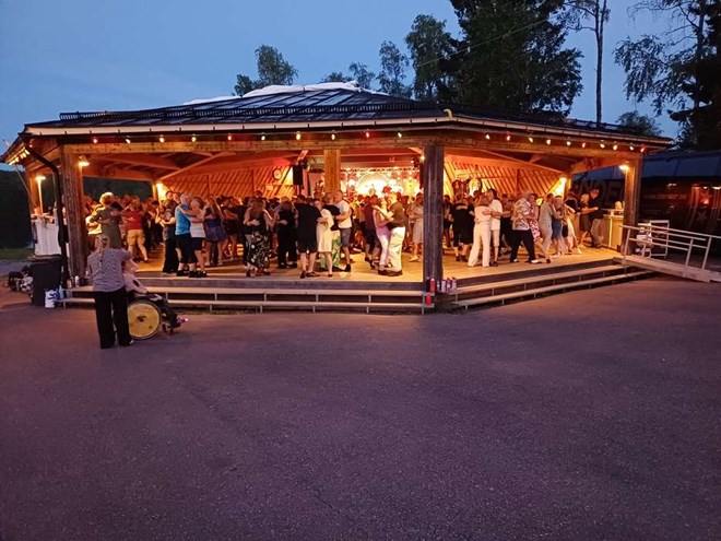 'Väldigt fint att så många kommer hit och dansar'