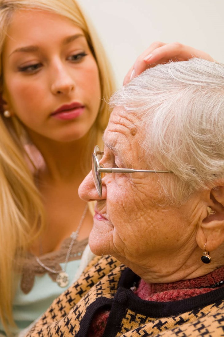 Enligt förslaget ska högstadieungdomar få sätta guldkant på äldres vardag. Foto: Dreamstime