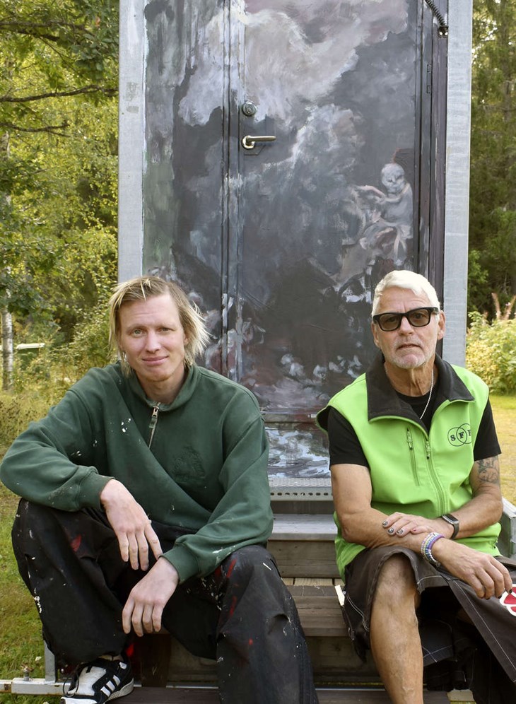 Josef Norgren och Jerry Kumlin framför en av sidorna av den utsmyckade toaletten. Foto: Pär Sönnert