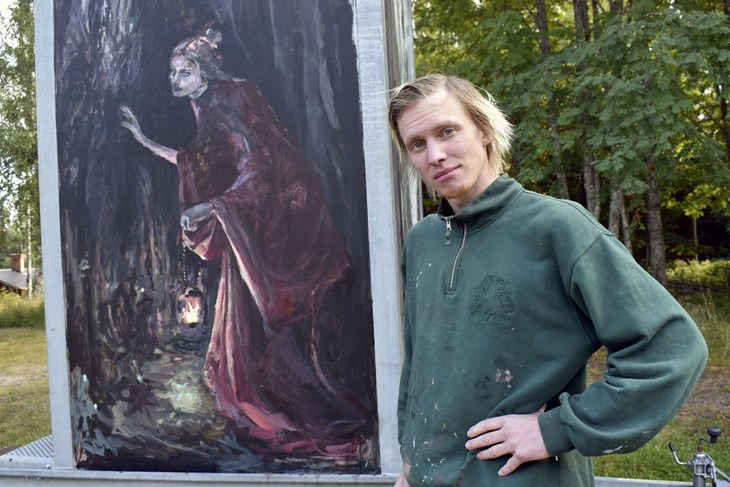 Konstnären Josef Norgren, från Säter, har utsmyckat toaletten "Bakvärket" som nu åter står vid aktivitetsytan intill Skenshyttans bygdegård. Foto: Pär Sönnert