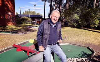 Stig slår ett slag för bangolfen i Romme