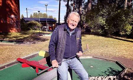 Stig slår ett slag för bangolfen i Romme