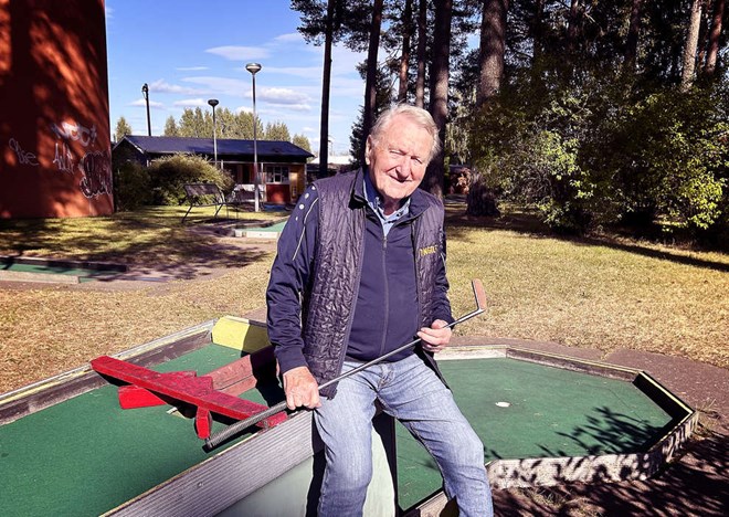 Stig slår ett slag för bangolfen i Romme