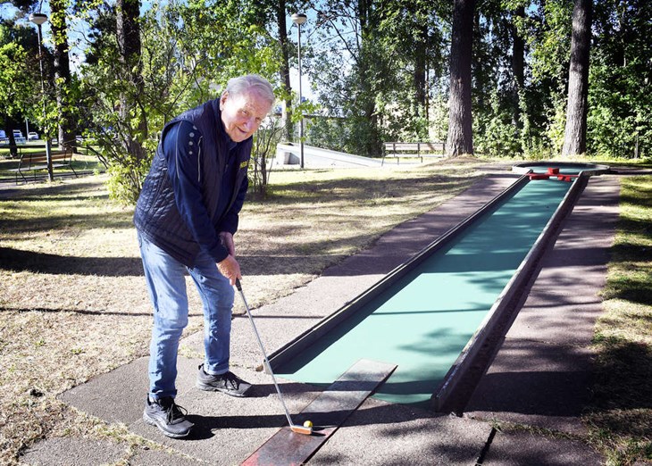Stig Pettersson har ägnat en stor del av sitt liv åt bangolf och även varit engagerad i Svenska bangolfförbundet i många år. Nu siktar han på att bli svensk mästare som 100-åring. Foto: Karin Diffner