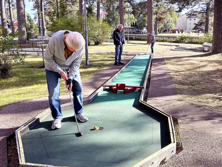 Jan-Olof Lehnberg hjälper till med lite av varje på Stora Tuna minigolfbanan. Ibland passar han också på att träna lite själv som här med Tony Fridolfsson. Foto: Karin Diffner
