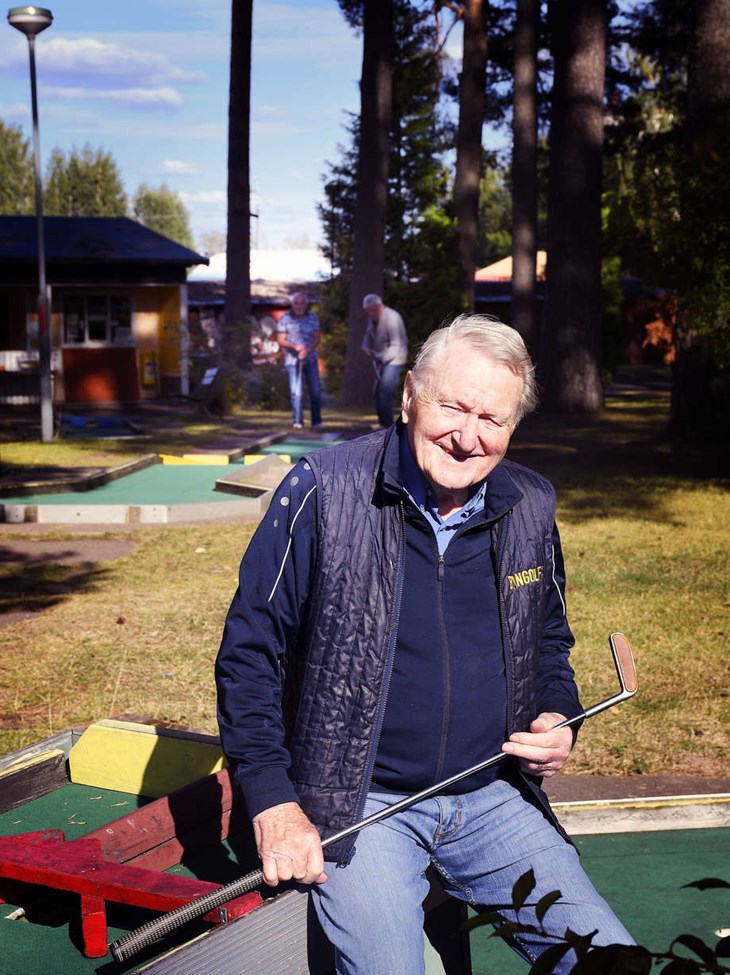 Stig Pettersson har spelat bangolf i 75 år och skött om Stora Tuna minigolfbana i över 60 år. "Folk har glömt att det finns en bana här", säger han. Foto: Karin Diffner