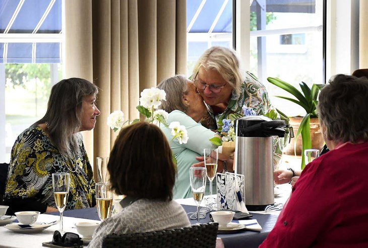 Marianne Henriksson (M) gav under invigningen Elvi Mäntylä en blåvit blomsterbukett och en kram. Elvi är en av de tre första som bor på Åkershems finska avdelning. Foto: Karin Diffner